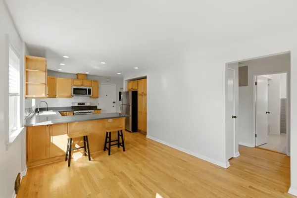 $3,000 | 556 Barton Avenue, Unit 1, Evanston, IL 60202