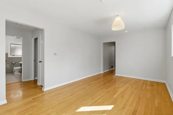 $3,000 | 556 Barton Avenue, Unit 1, Evanston, IL 60202