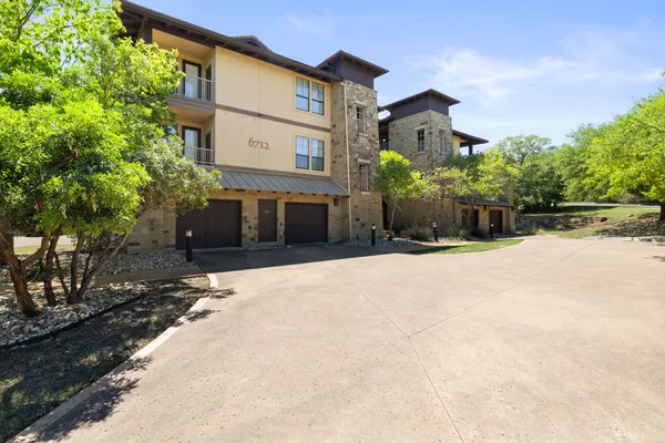 $425,000 | 6712 Lantern View Drive, Unit 302, Jonestown, TX 78645