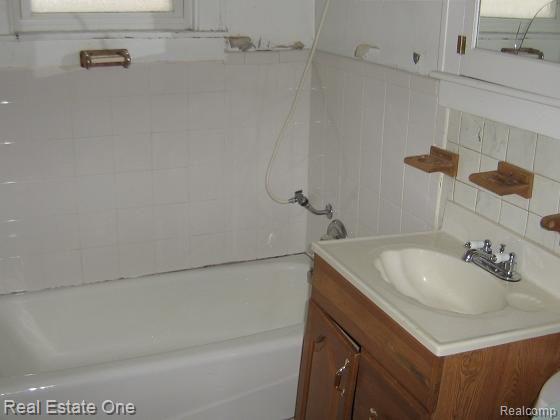 58 Abbott Street River Rouge, MI 48218 - Photo 3 of 3 Bath