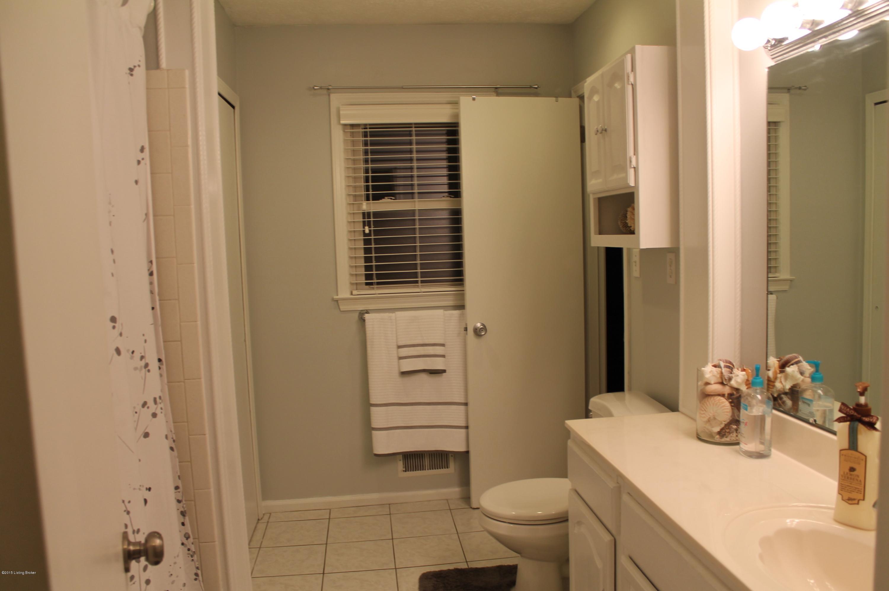 7805 Laurel Ridge Road Louisville, KY 40219 - Photo 27 of 77 Full bath