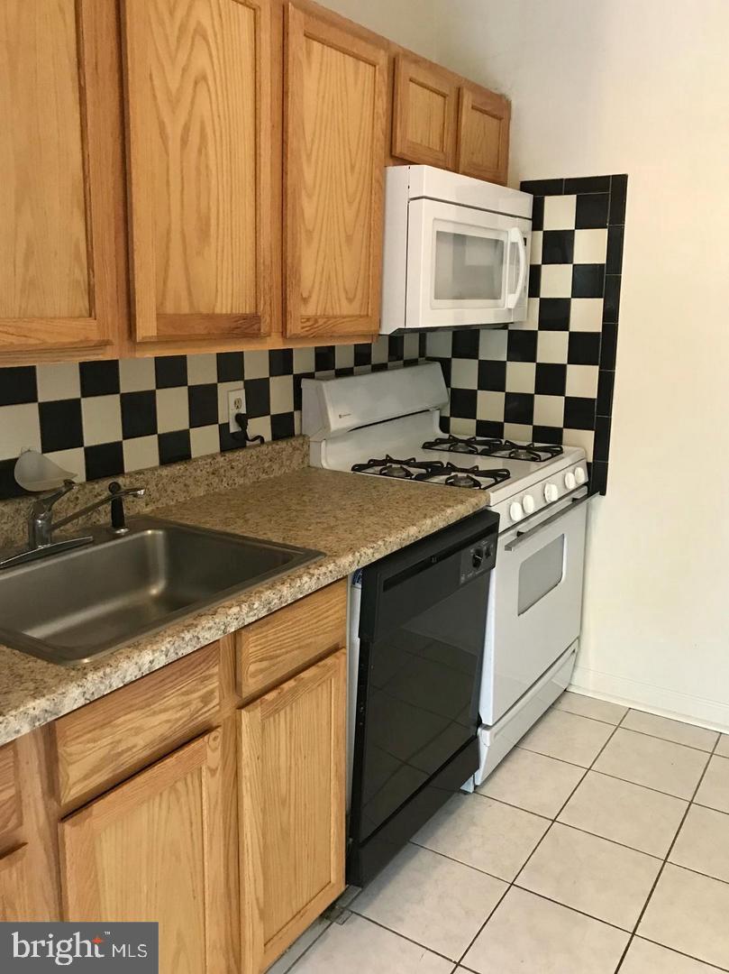 3832 Bel Pre Road, Unit 7105 Silver Spring, MD 20906 - Photo 7 of 19 Built-In Microwave
