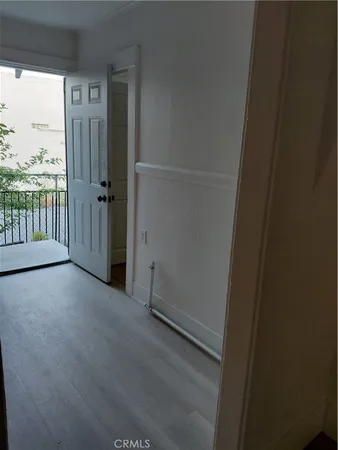 a view of entryway with balcony