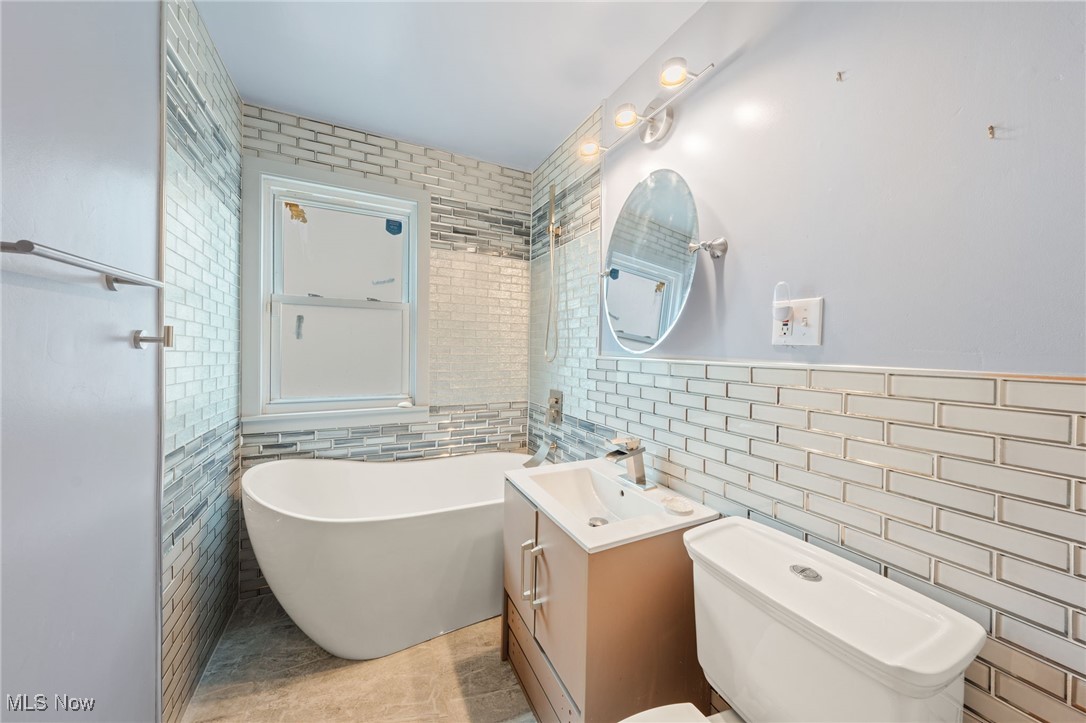 4146 Wyncote Road South Euclid, OH 44121 - Photo 15 of 20 Full bath with a soaking tub, toilet, vanity, and tile walls
