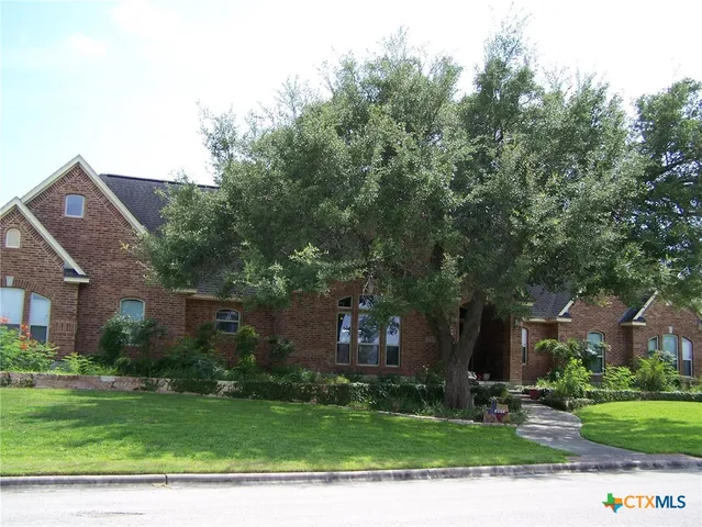 $550,000 | 101 Laurel Oak Circle, Cuero, TX 77954