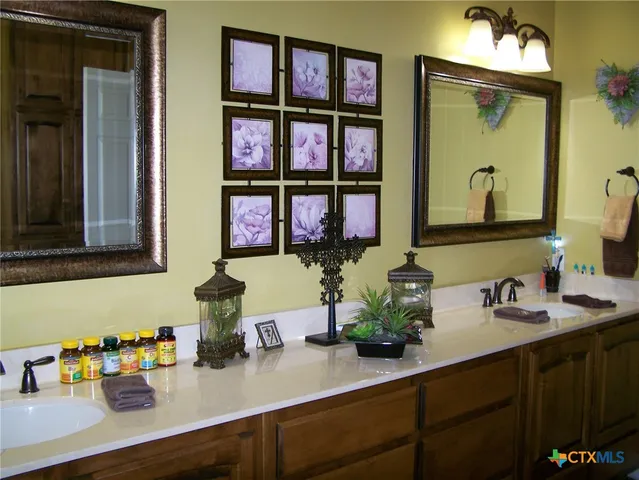 $550,000 | 101 Laurel Oak Circle, Cuero, TX 77954