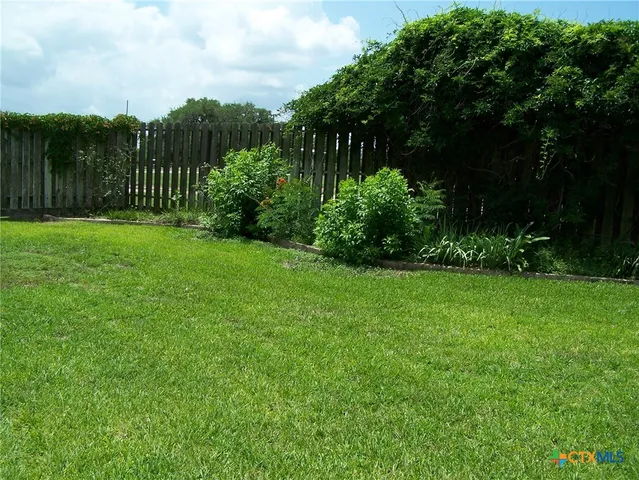 $550,000 | 101 Laurel Oak Circle, Cuero, TX 77954