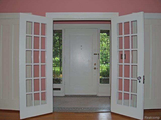 319 Lincoln Road Grosse Pointe, MI 48230 - Photo 2 of 24 Foyer