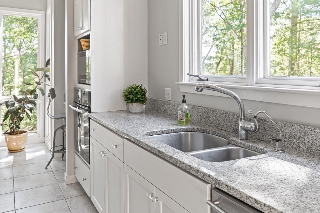 6 Davis Road Southborough, MA 01772 - Photo 18 of 38