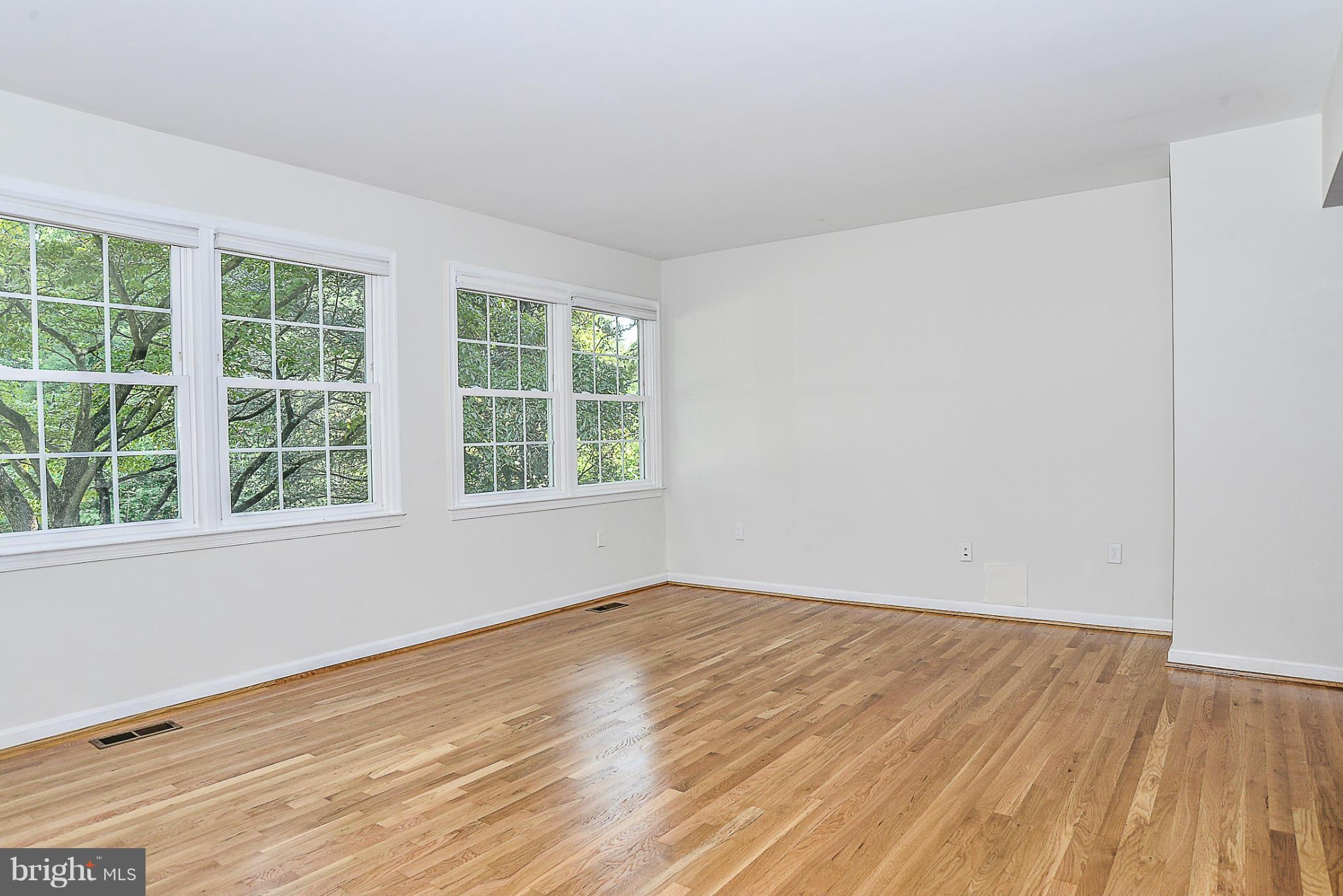 10807 Oldfield Drive Reston, VA 20191 - Photo 13 of 26 Living Room