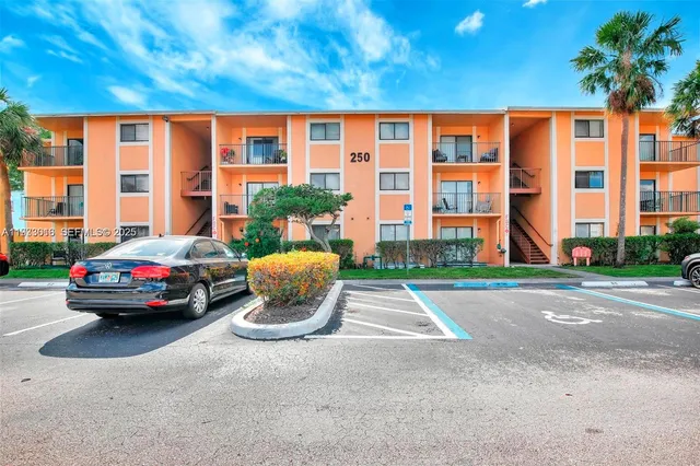 $2,350 | 250 Palm Circle West, Unit 301, Pembroke Pines, FL 33025