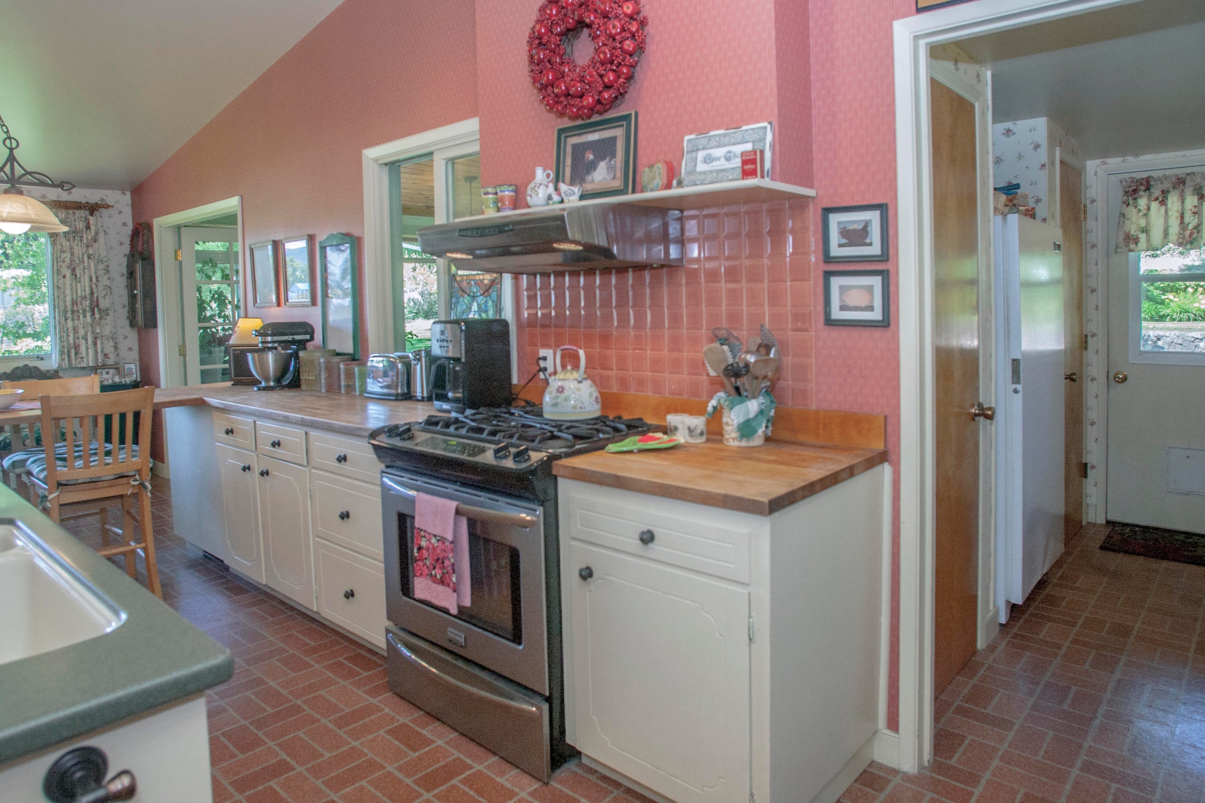 1925 Old Stage Road Central Point, OR 97502 - Photo 13 of 34 Kitchen with Laundry on Right