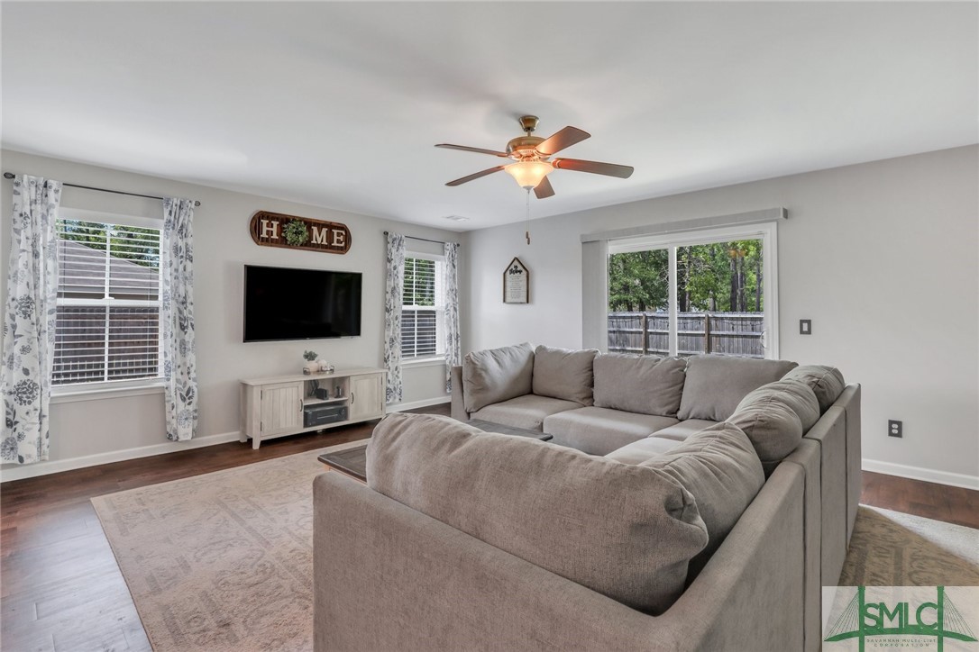 217 Crape Myrtle Court Springfield, GA 31329 - Photo 19 of 41 Living Room