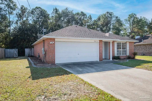 a view of a house with backyard and garden