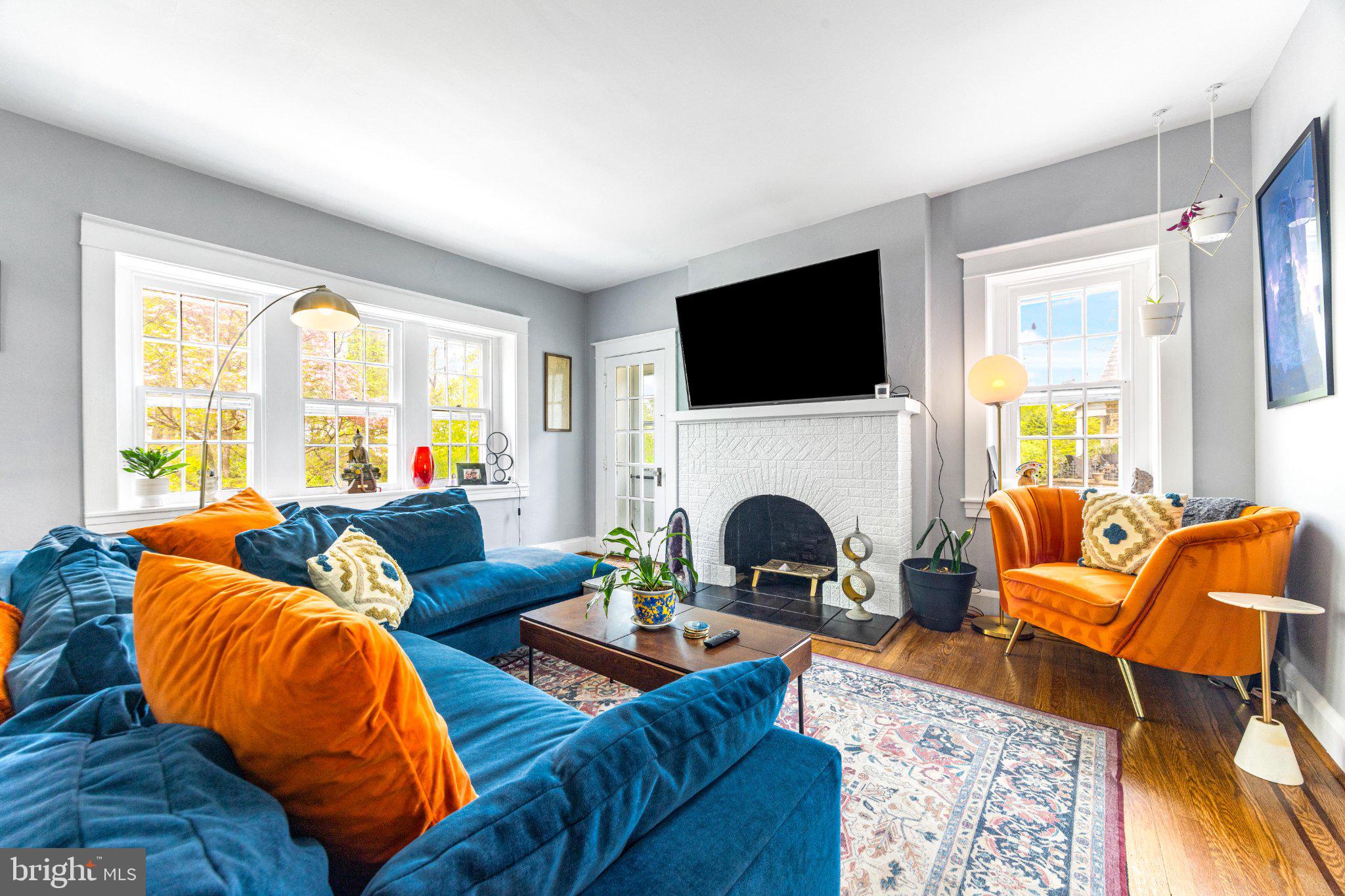 106 Edgewood Road Baltimore, MD 21286 - Photo 9 of 42 Vibrant living space with cozy charm.