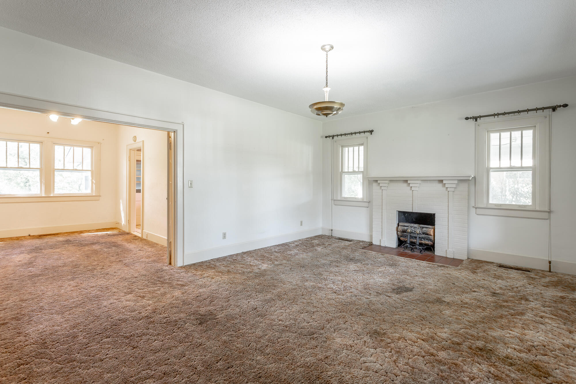 1043 Wynnwood Road Chattanooga, TN 37412 - Photo 2 of 27 Living Room