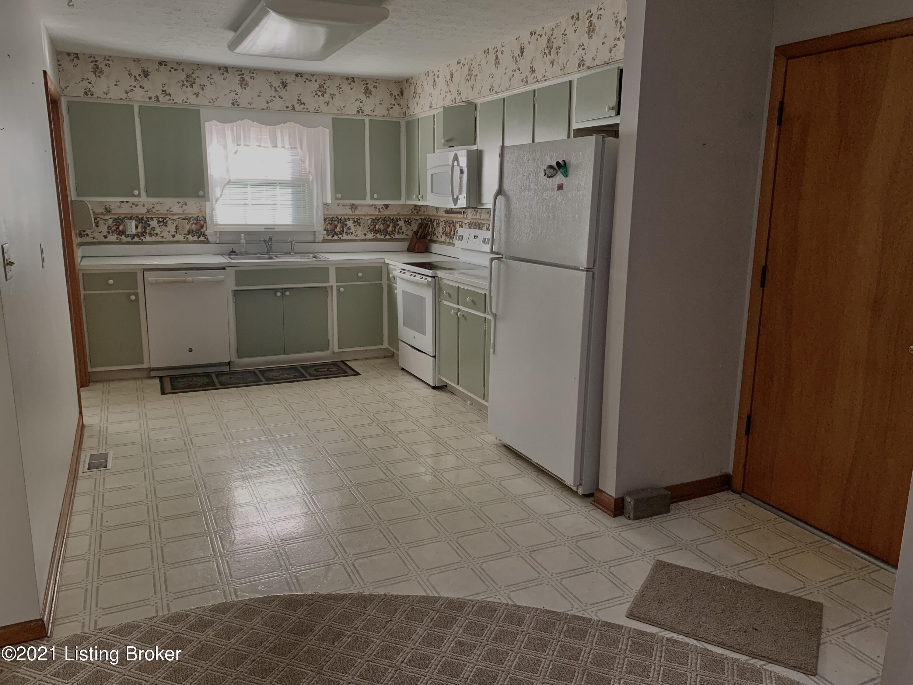 4007 Fern Valley Road Louisville, KY 40219 - Photo 17 of 39 Kitchen