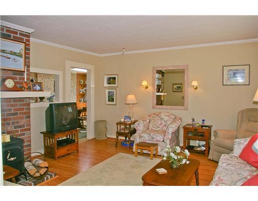 950 Main Road Islesboro, ME 04848 - Photo 7 of 17 Living Room.