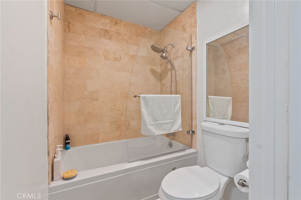620 South Gramercy Place, Unit 412 Los Angeles, CA 90010 - Photo 20 of 41 a bathroom with a toilet and a bathtub