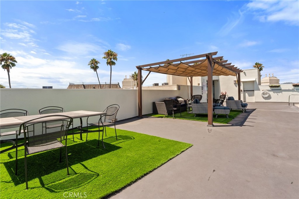 620 South Gramercy Place, Unit 412 Los Angeles, CA 90010 - Photo 23 of 41 a patio with a table and chairs