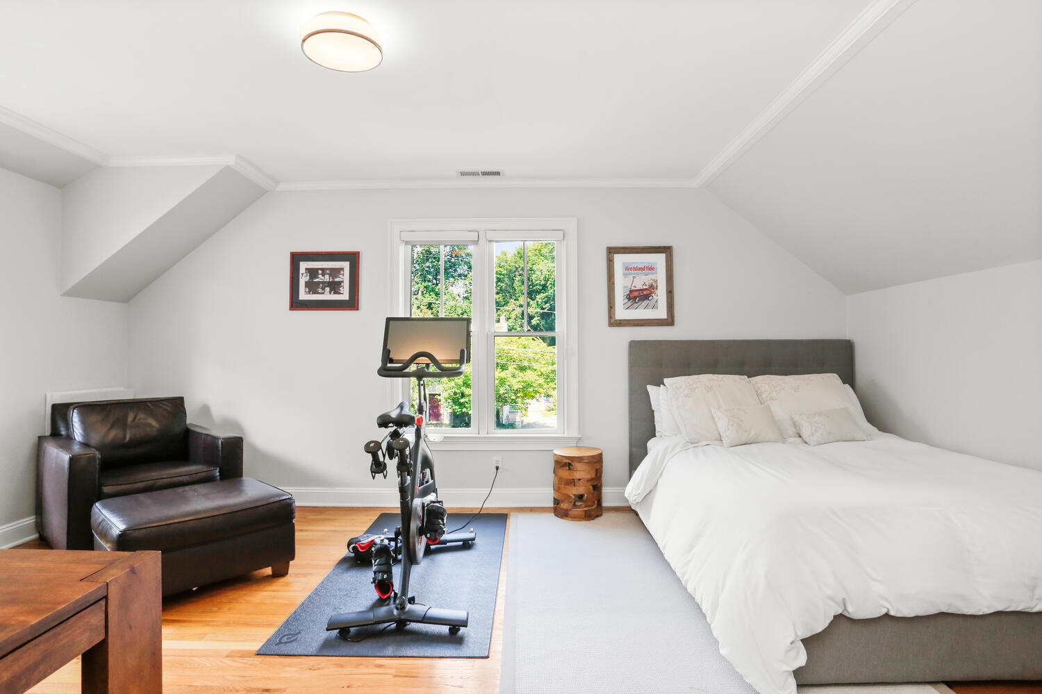 12 Ridgewood Road Rowayton, CT 06853 - Photo 27 of 35 a bedroom with a bed and a potted plant