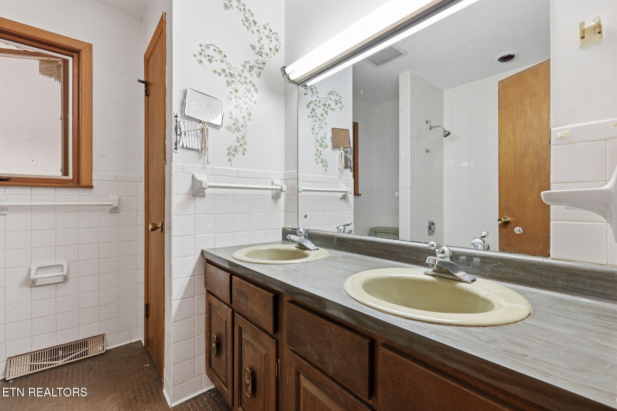 114 Balboa Circle Oak Ridge, TN 37830 - Photo 35 of 52 Hall Bathroom