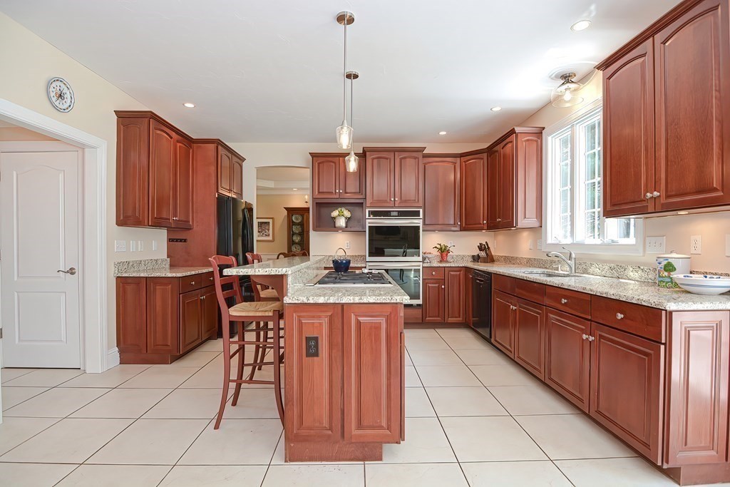 46 Silver Fox Road Franklin, MA 02038 - Photo 4 of 38 Gallery Image 4
