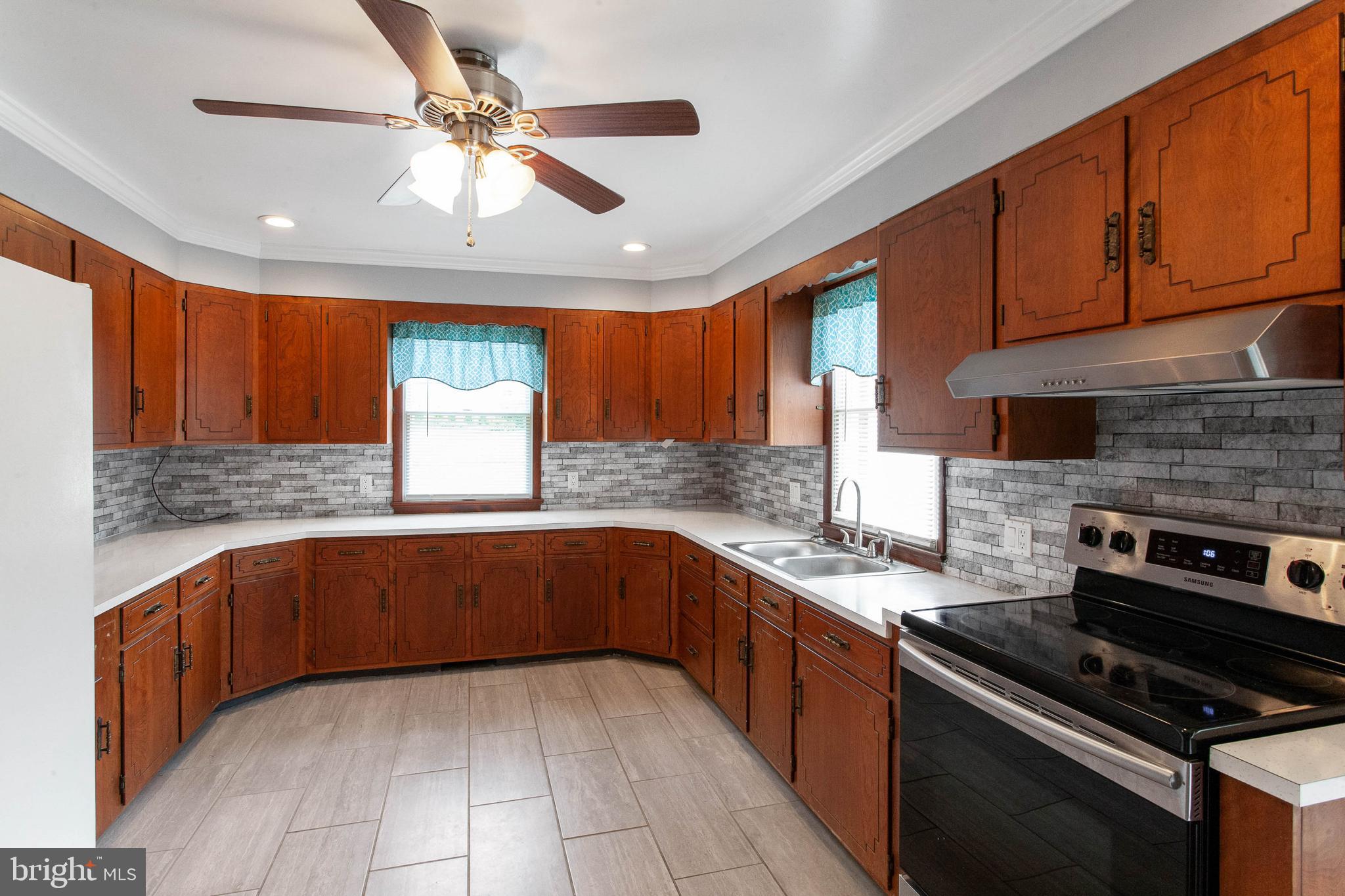 Lovely large eat-in kitchen