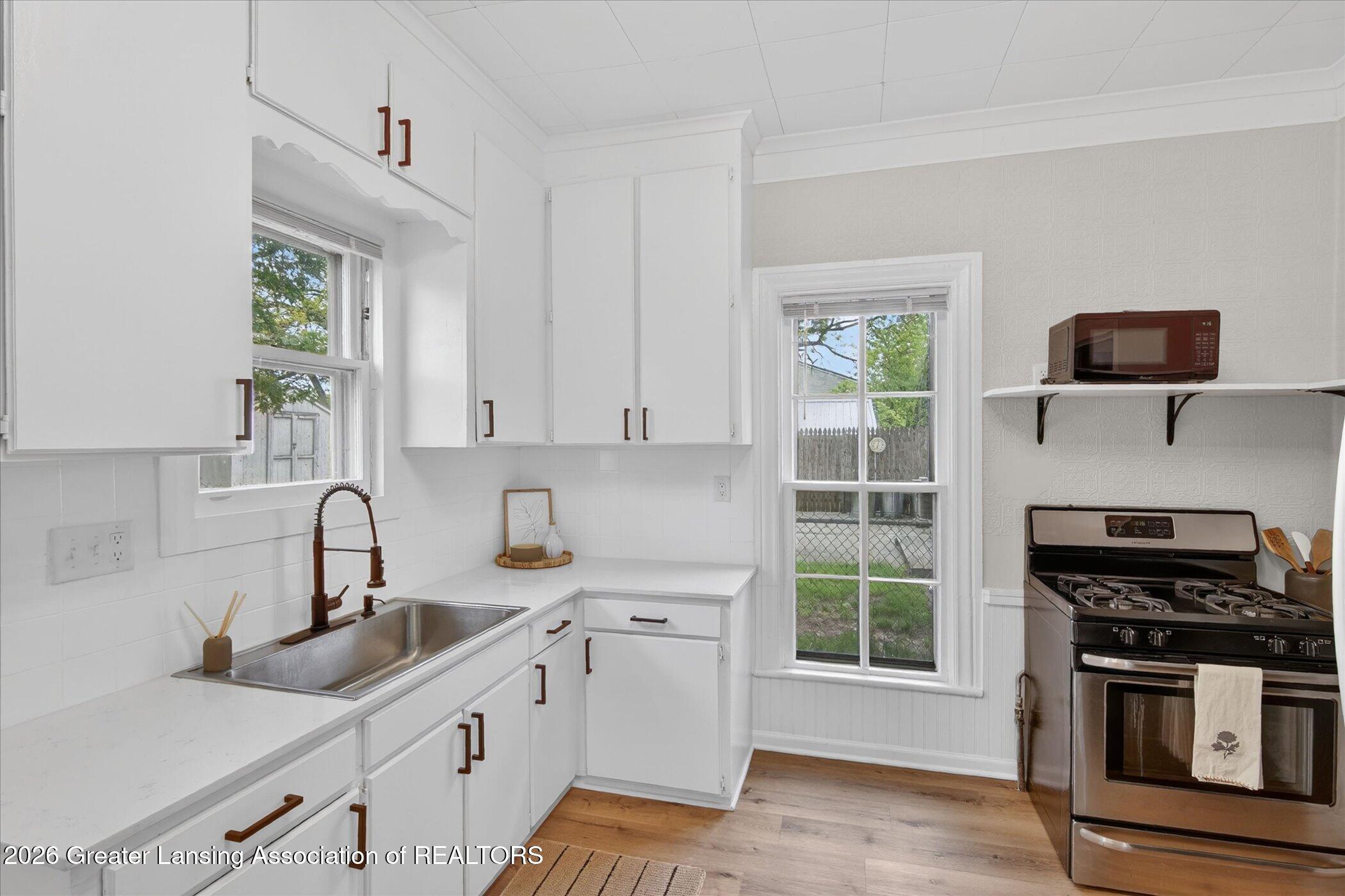 513 North Waterloo Avenue Jackson, MI 49201 - Photo 18 of 40 19-513-N-Waterloo-Ave-WindowStill