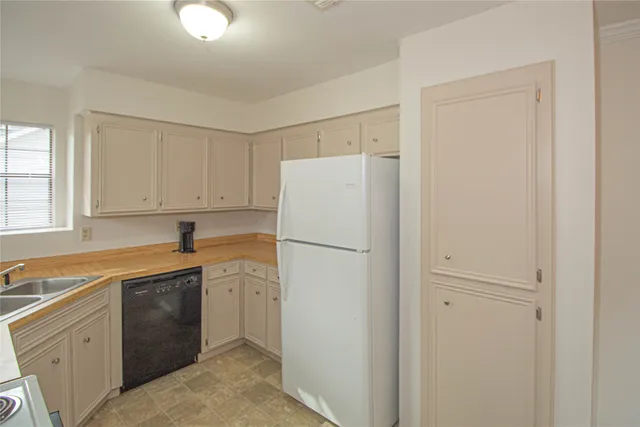 $225,000 | 320 Bridgeview Drive, Onalaska, TX 77360