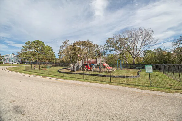 $214,999 | 320 Bridgeview Drive, Onalaska, TX 77360
