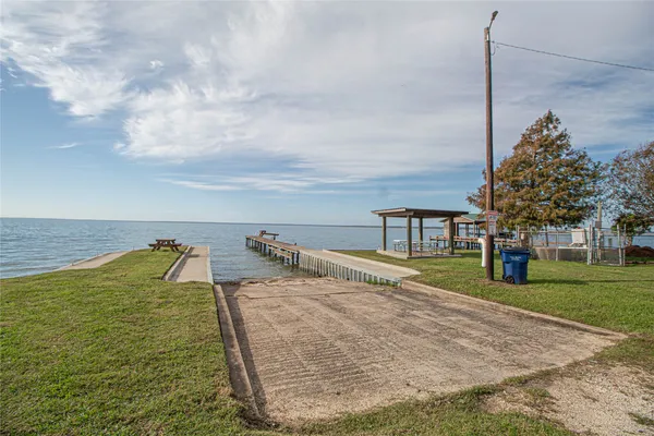 $214,999 | 320 Bridgeview Drive, Onalaska, TX 77360