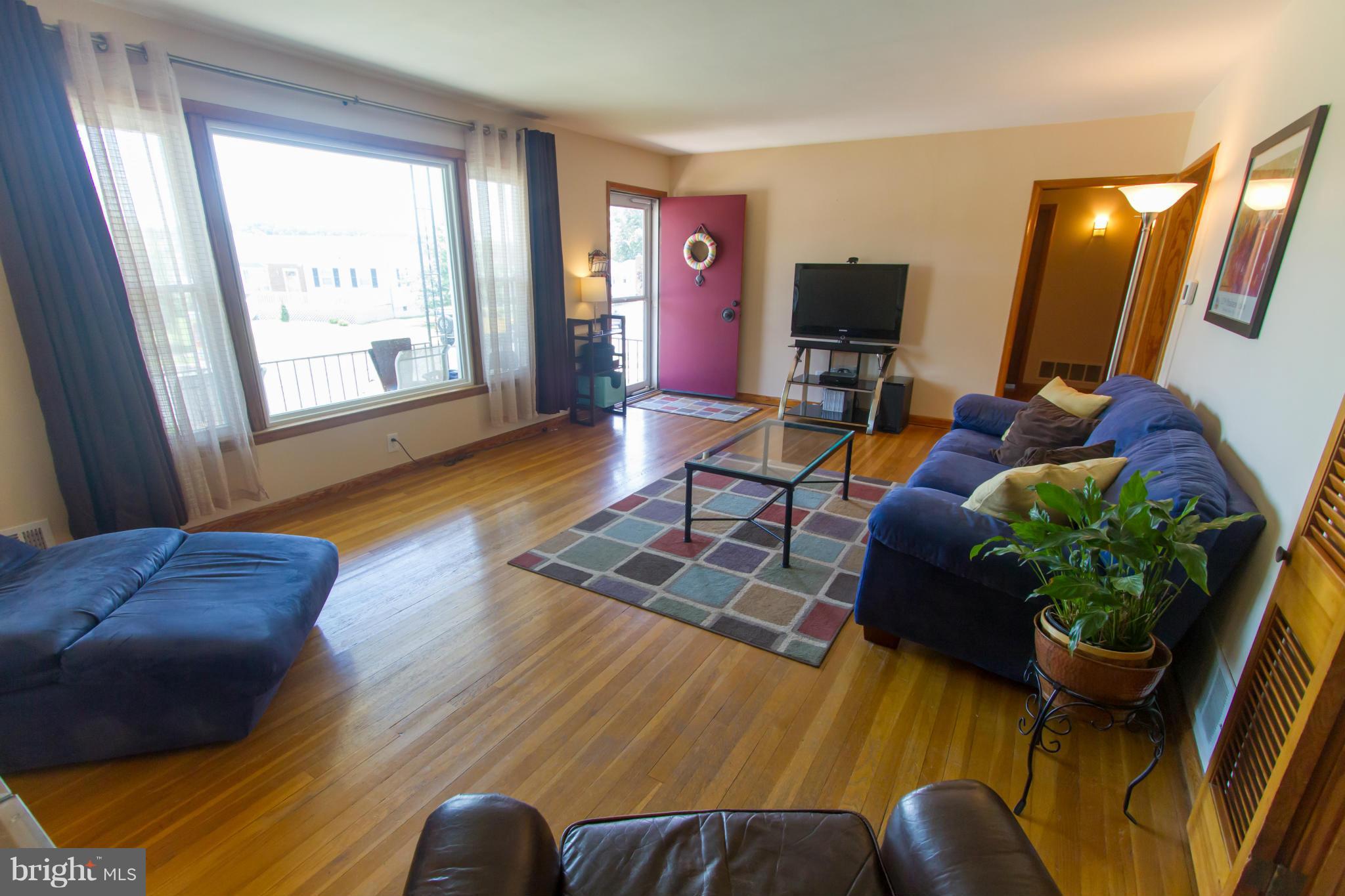 2418 Harwood Road Baltimore, MD 21234 - Photo 5 of 22 Living Room