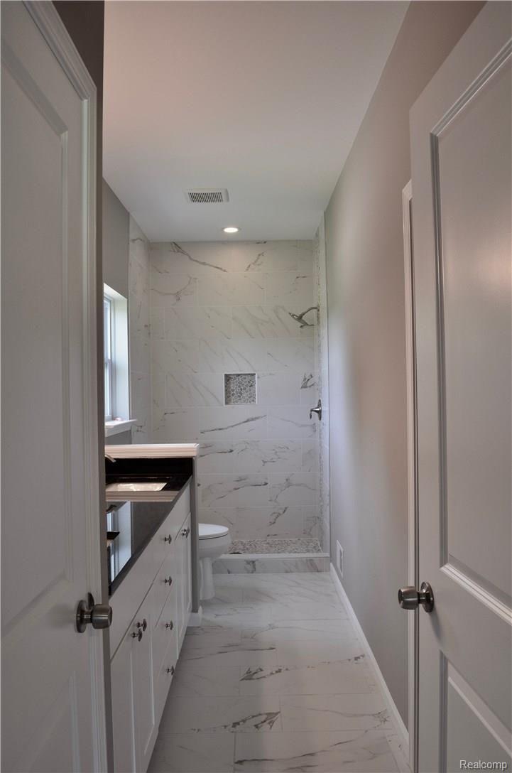 5220 Mack Road Howell, MI 48855 - Photo 7 of 10 master bath.jpg