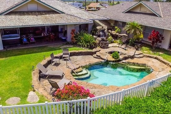 4439 Kaloloku Road, Unit B Kapaa, HI 96746 - Photo 3 of 18 an outdoor space with plants and outdoor seating