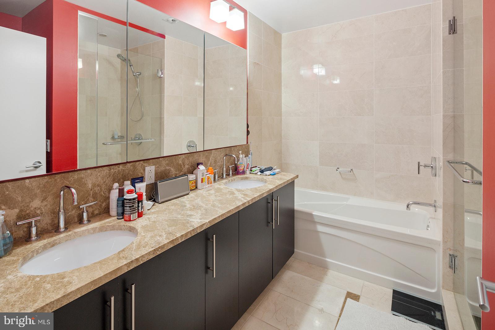 1425 Locust Street, Unit 5C Philadelphia, PA 19102 - Photo 12 of 27 Primary Bath