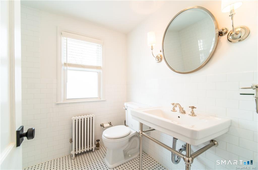 506 Lighthouse Road New Haven, CT 06512 - Photo 3 of 18