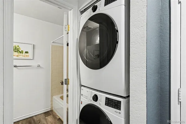 a close up view of a washer and dryer
