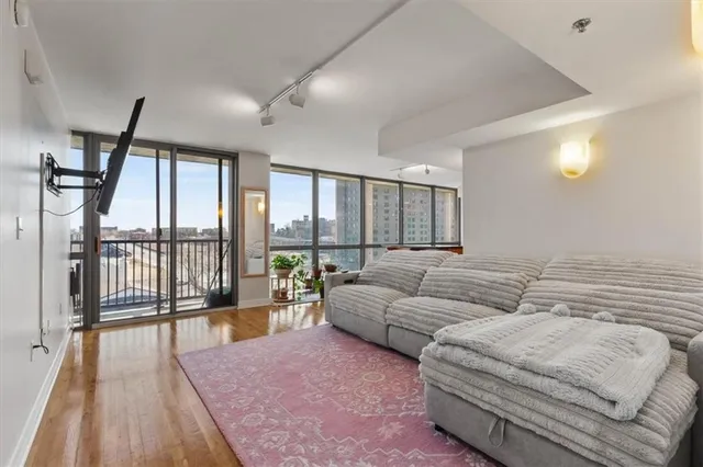 $195,000 | 600 Admiral Boulevard, Unit 904, Kansas City, MO 64106