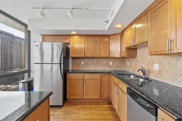 $195,000 | 600 Admiral Boulevard, Unit 904, Kansas City, MO 64106