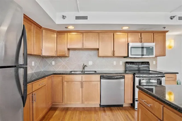 $195,000 | 600 Admiral Boulevard, Unit 904, Kansas City, MO 64106