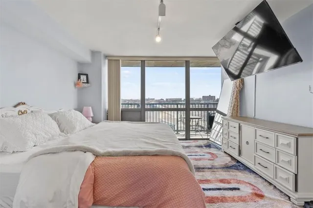 $195,000 | 600 Admiral Boulevard, Unit 904, Kansas City, MO 64106