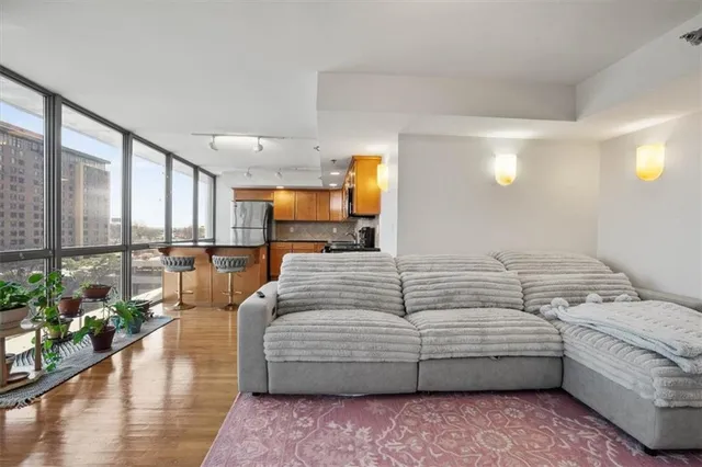 $195,000 | 600 Admiral Boulevard, Unit 904, Kansas City, MO 64106