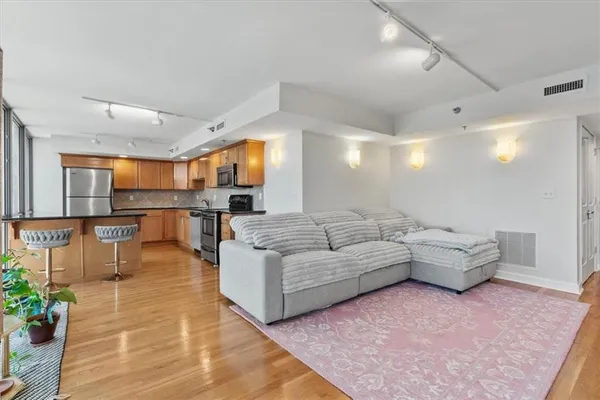 $195,000 | 600 Admiral Boulevard, Unit 904, Kansas City, MO 64106