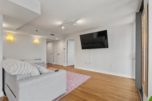 $195,000 | 600 Admiral Boulevard, Unit 904, Kansas City, MO 64106