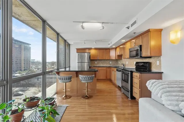 $195,000 | 600 Admiral Boulevard, Unit 904, Kansas City, MO 64106