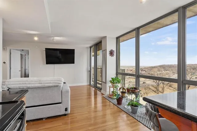 $195,000 | 600 Admiral Boulevard, Unit 904, Kansas City, MO 64106