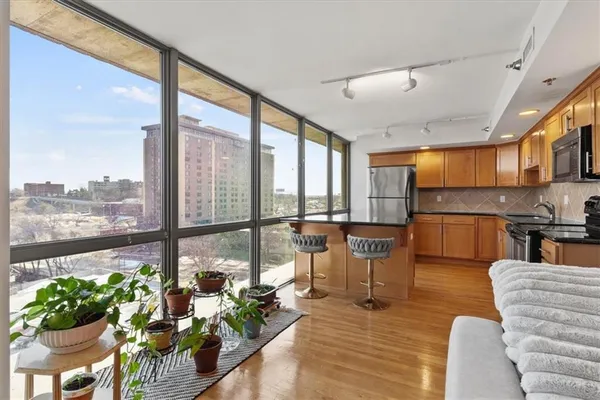 $195,000 | 600 Admiral Boulevard, Unit 904, Kansas City, MO 64106