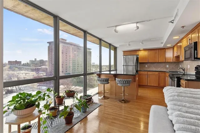 $195,000 | 600 Admiral Boulevard, Unit 904, Kansas City, MO 64106