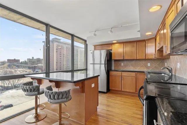 $195,000 | 600 Admiral Boulevard, Unit 904, Kansas City, MO 64106